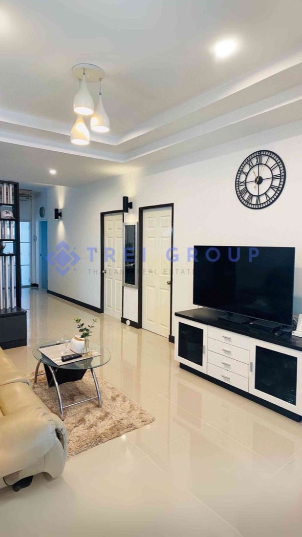 Newly Renovated Family Home In A Peaceful Neighburhood photo