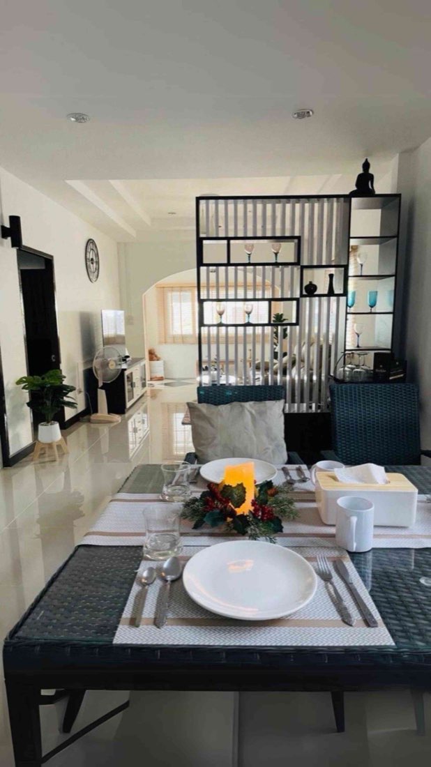 Newly Renovated Family Home In A Peaceful Neighburhood